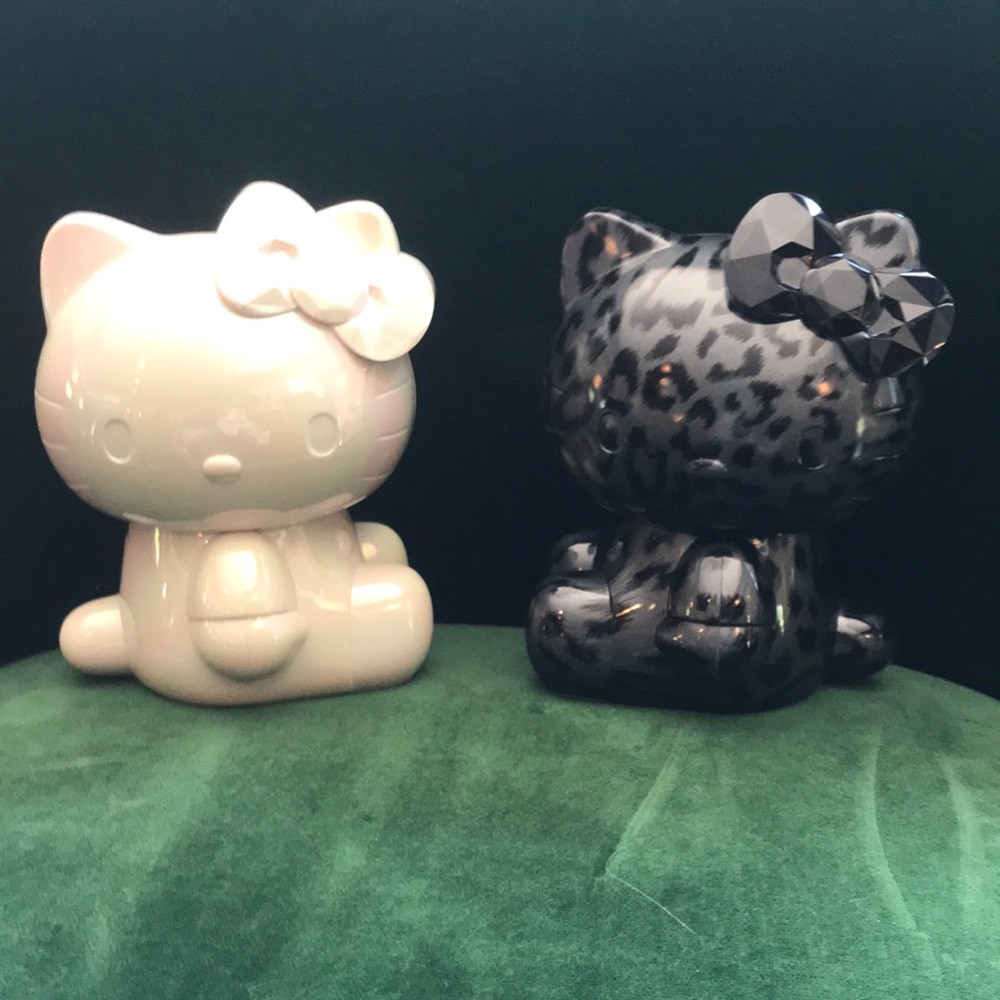 2 🖤limited ed🖤 HK makeup brush sets.